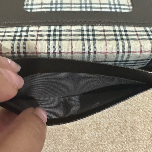 BURBERRY Grayish Brown Leather Folding Card Case (Barely Used) - Picture 12 of 17